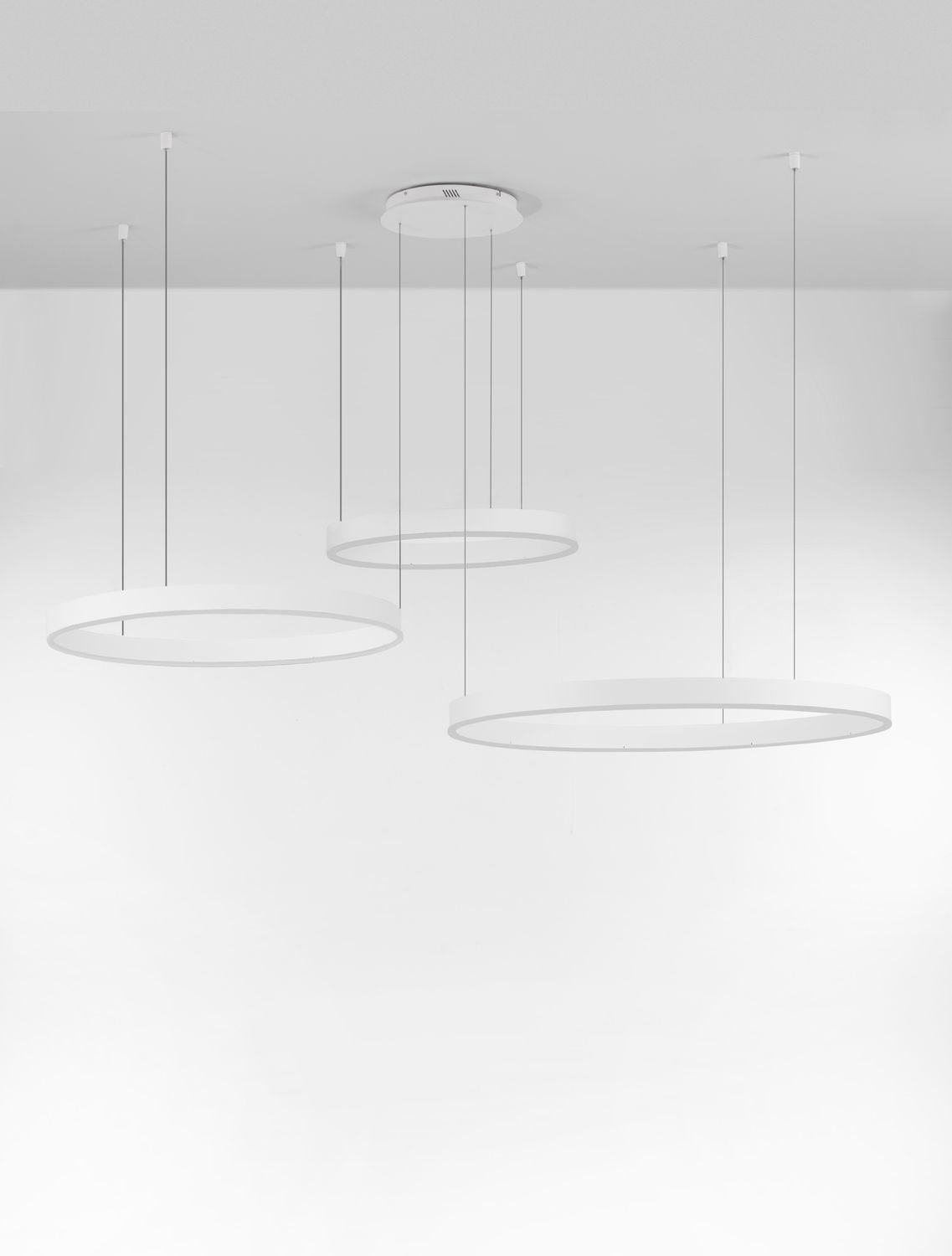 Vue en contre-plongée du pavillon de plafond et des câbles de suspension