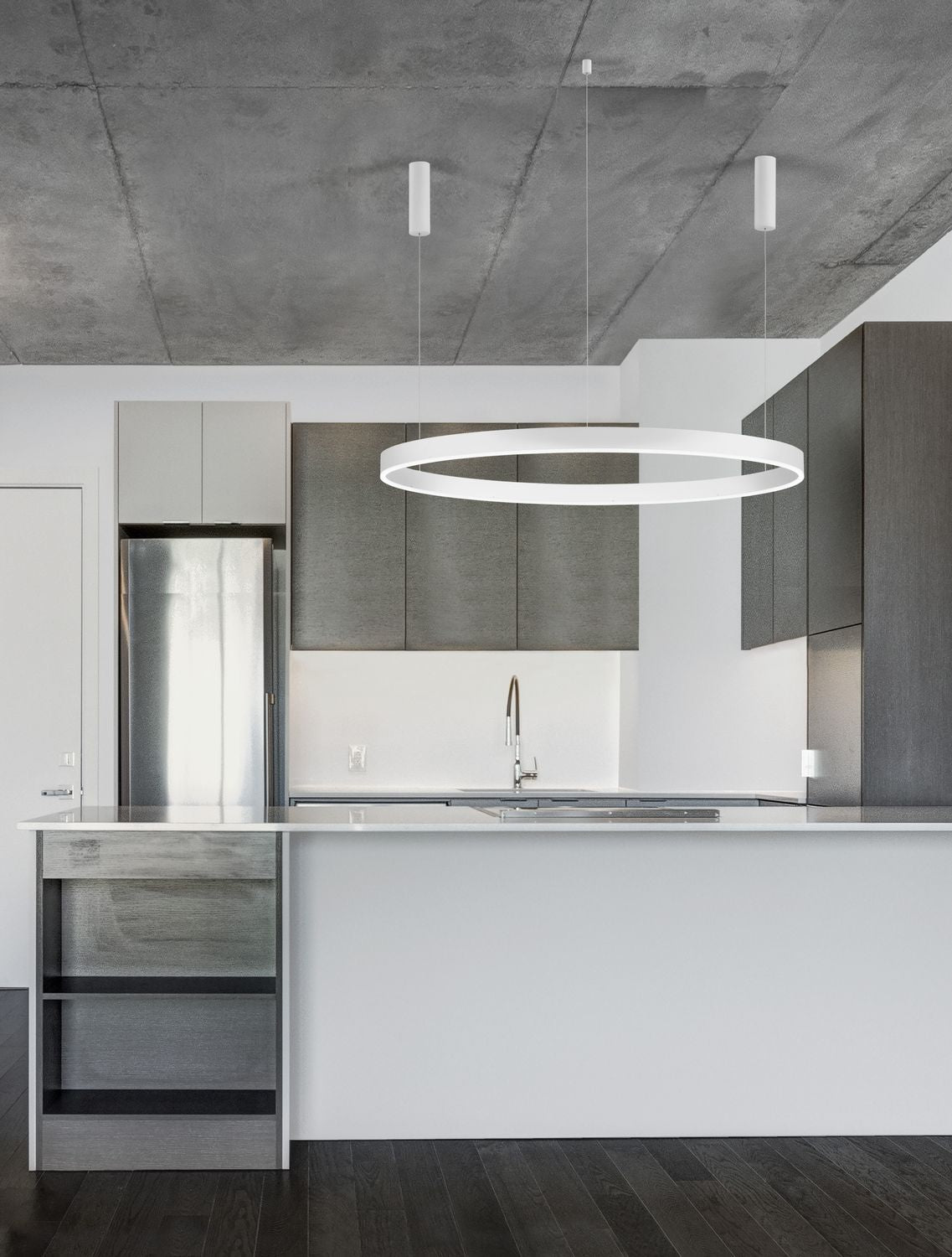 Suspension anneau blanc installée au-dessus d'un îlot de cuisine gris
