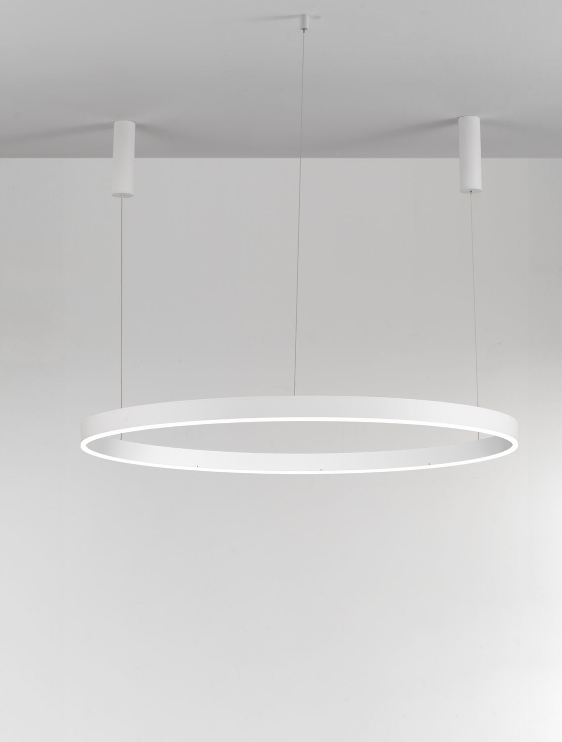 Vue de face montrant l'anneau lumineux blanc allumé au plafond