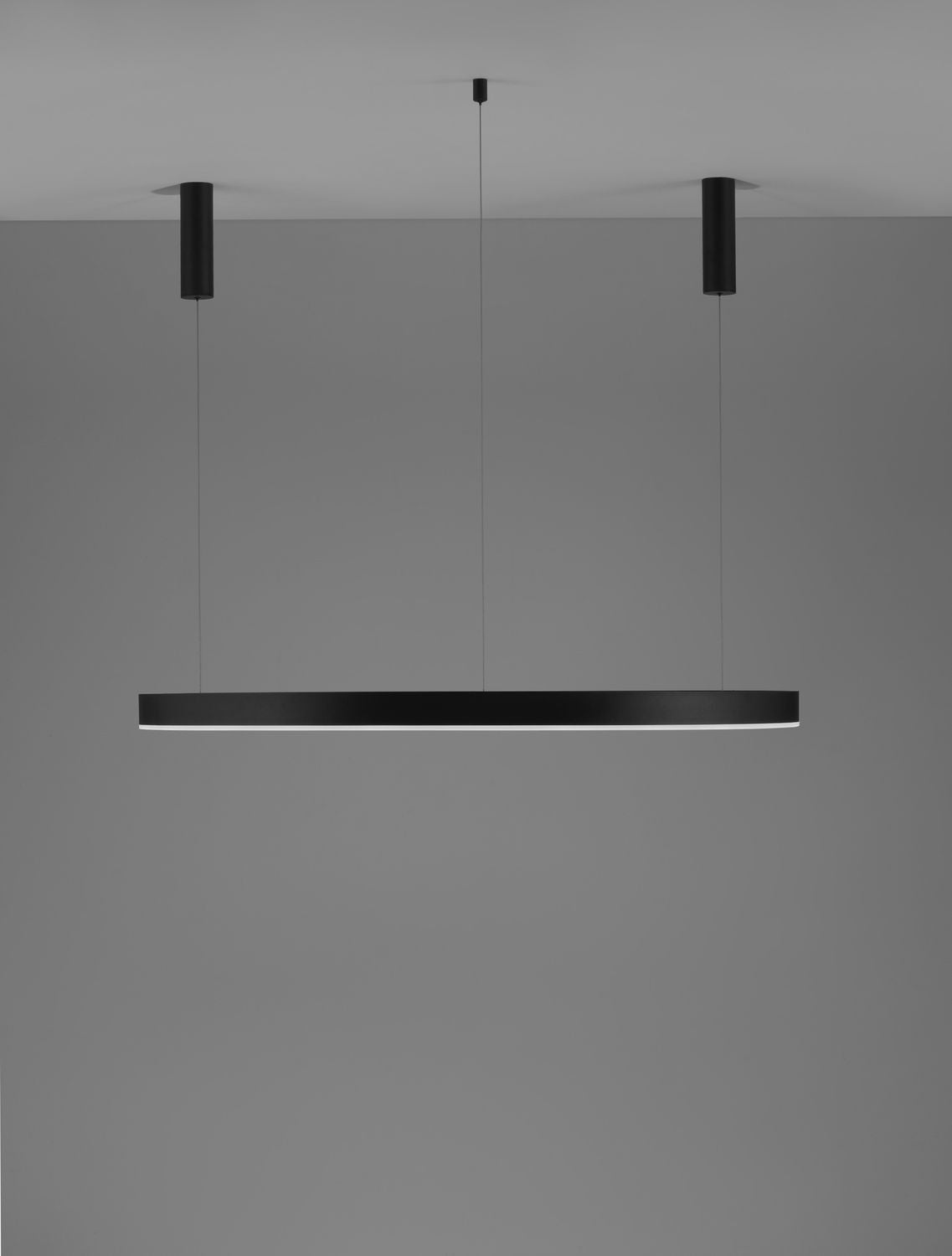 Vue de profil sur fond gris, anneau fin et ligne lumineuse continue