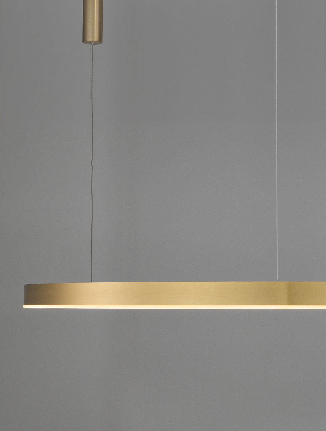 Détail rapproché du bandeau laiton et de la bande LED diffusant vers le bas
