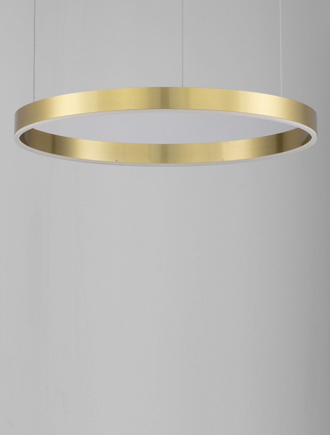 Gros plan sur le bandeau laiton brossé et le ruban LED blanc inférieur