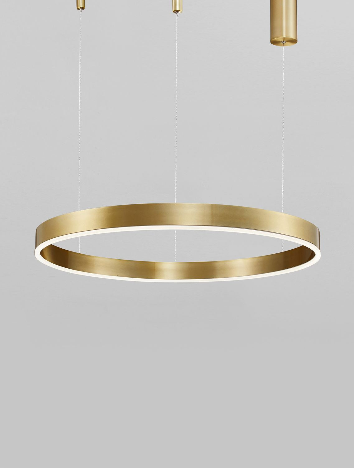 Gros plan sur le ruban lumineux LED blanc sous la structure en laiton doré