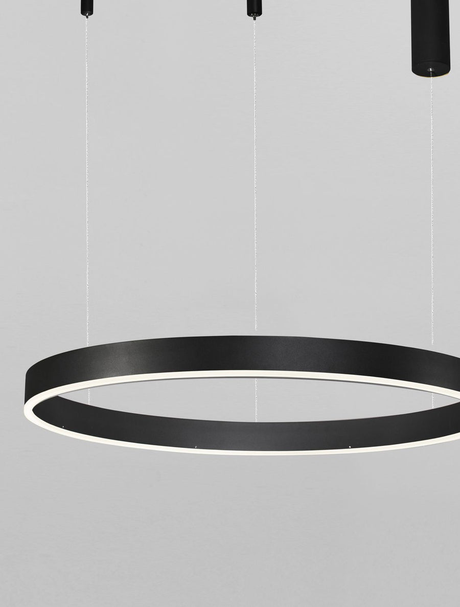 Détail du cerceau noir et du diffuseur LED blanc vu de trois quarts