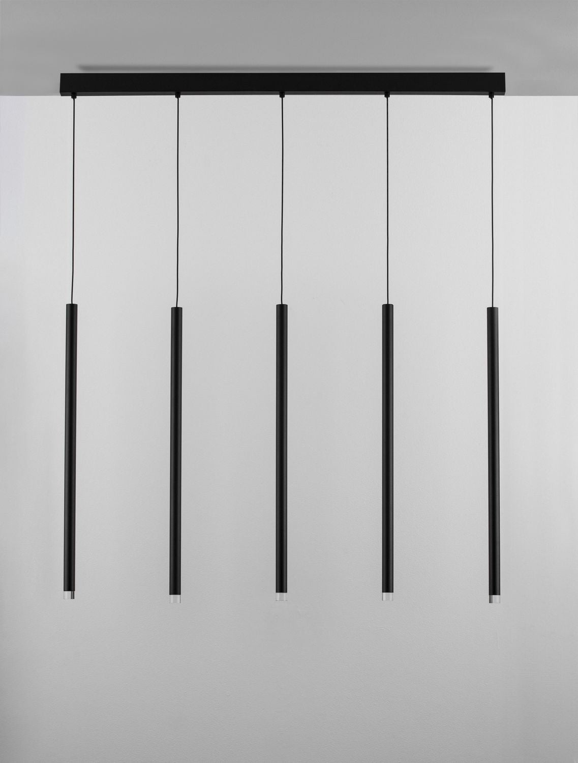 Vue de face montrant la barre de fixation et les cinq tubes verticaux noirs