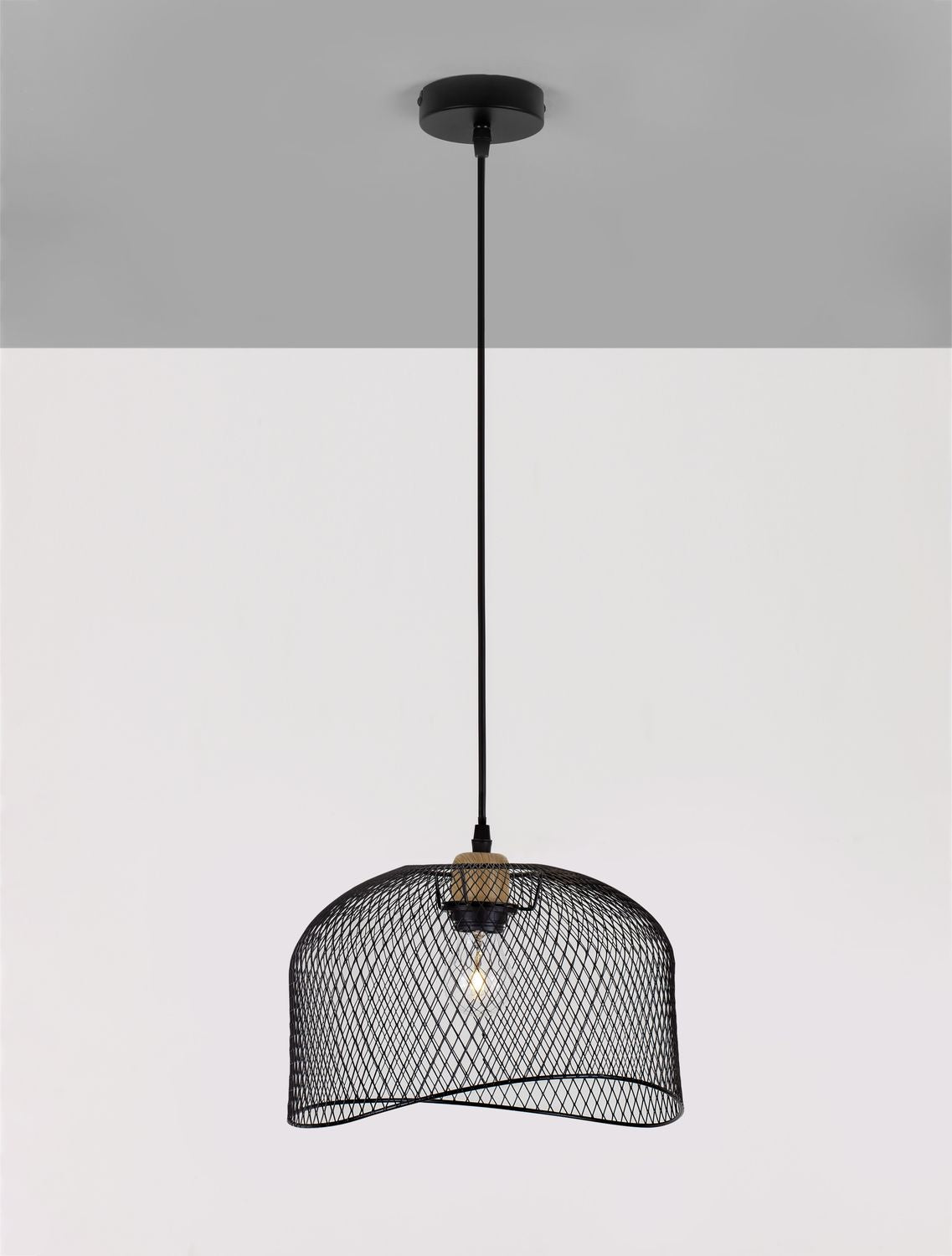 Suspension installée au plafond, abat-jour en cage et ampoule allumée.