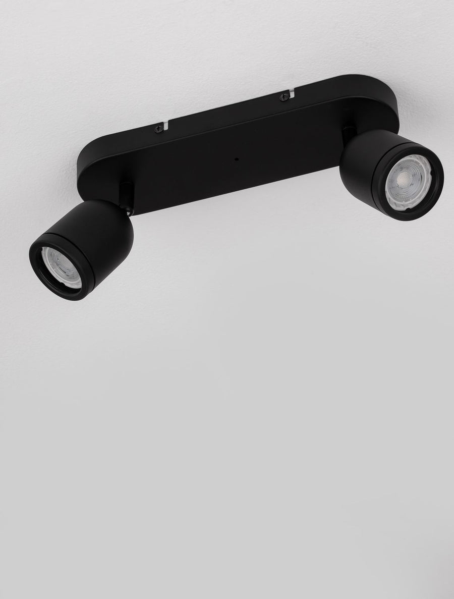 Détail rapproché de la lentille LED striée d'un spot orientable