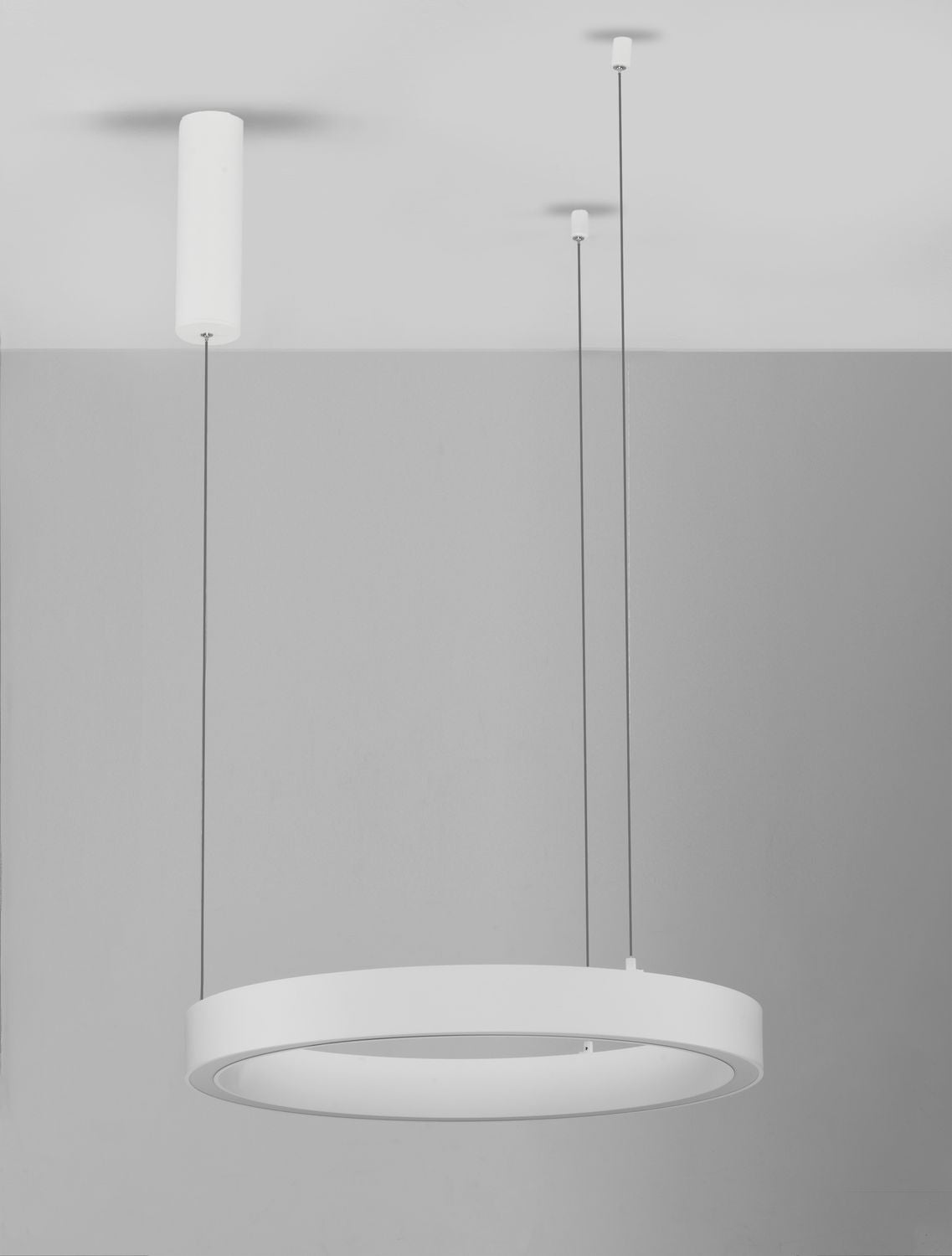 Vue de trois quarts sur fond gris du luminaire suspendu blanc mat