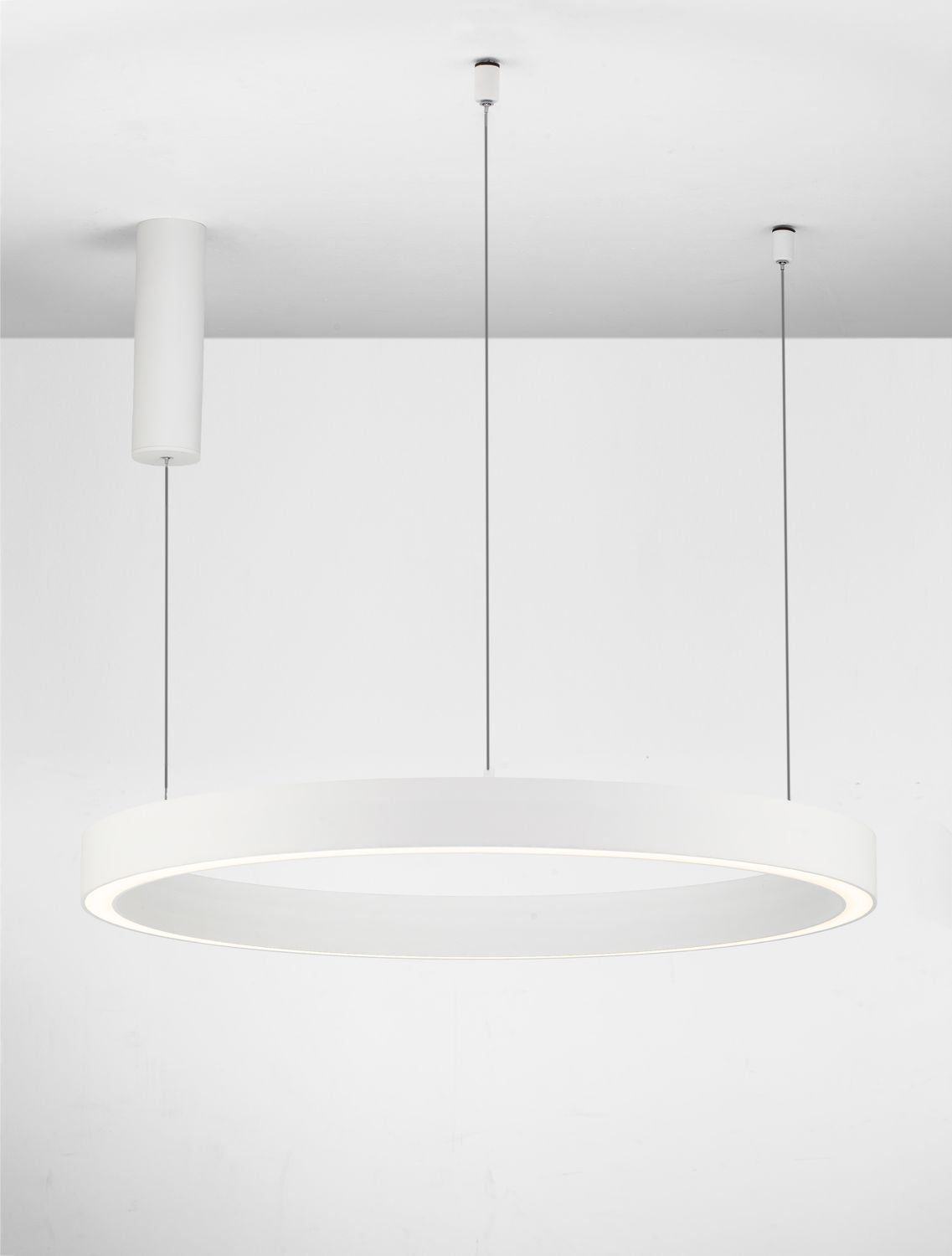 Suspension anneau blanc vue de dessous, trois câbles fins et rosace cylindrique au plafond