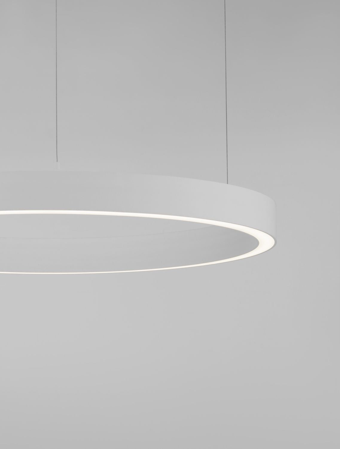 Détail rapproché du bandeau LED blanc diffusant la lumière sous l'anneau