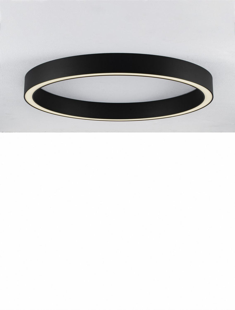 Plafonnier noir circulaire fixé au plafond, anneau lumineux blanc allumé