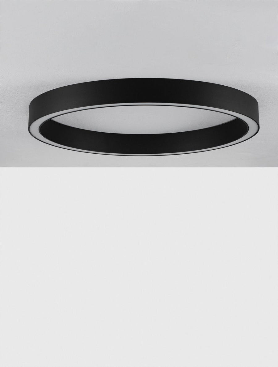 Plafonnier noir fixé au plafond, éclairage éteint, vue de face