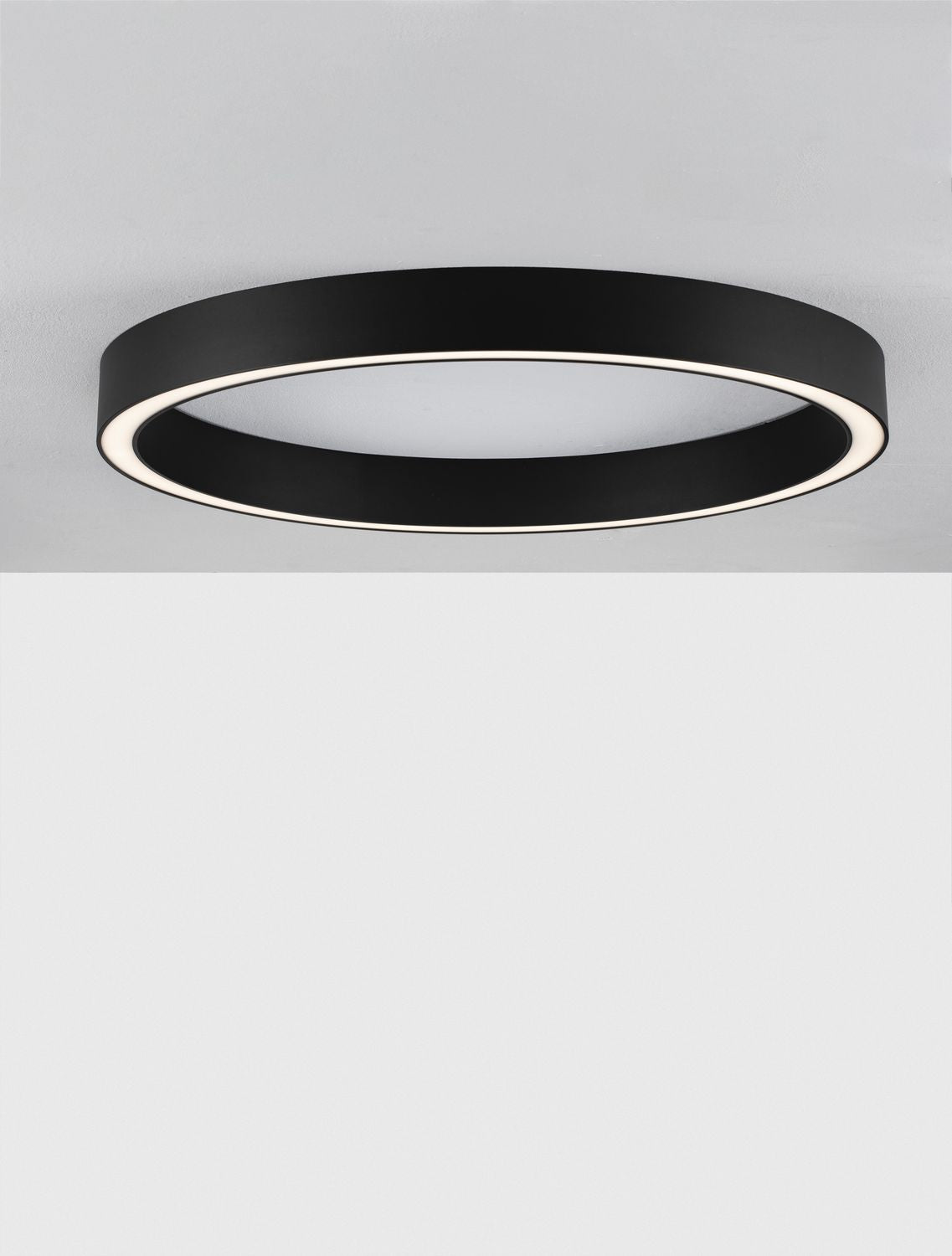Détail de la finition noire mate et du diffuseur blanc du luminaire