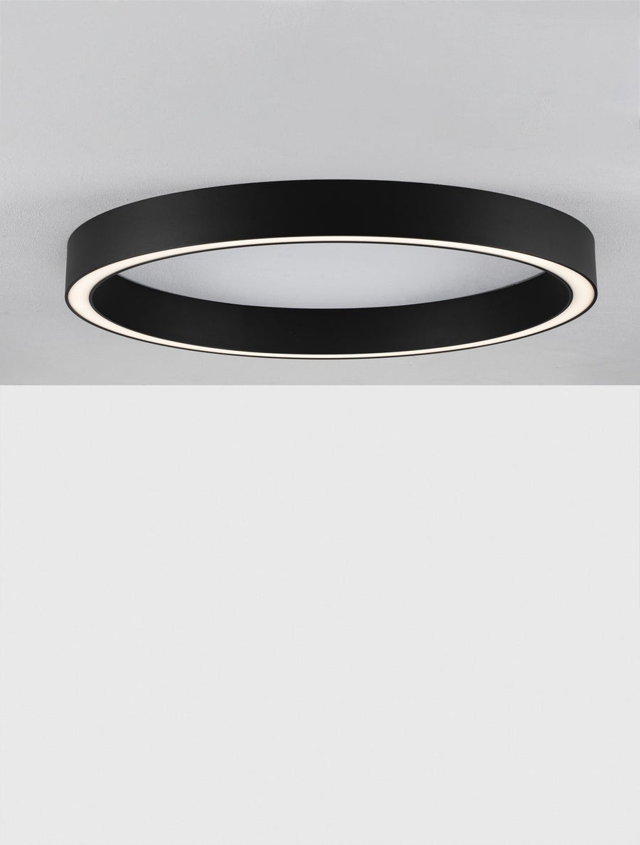 Détail de la finition noire mate et du diffuseur blanc du luminaire