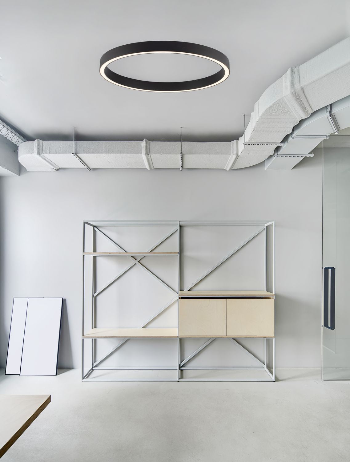 Mise en ambiance dans un intérieur contemporain avec plafonnier circulaire noir.