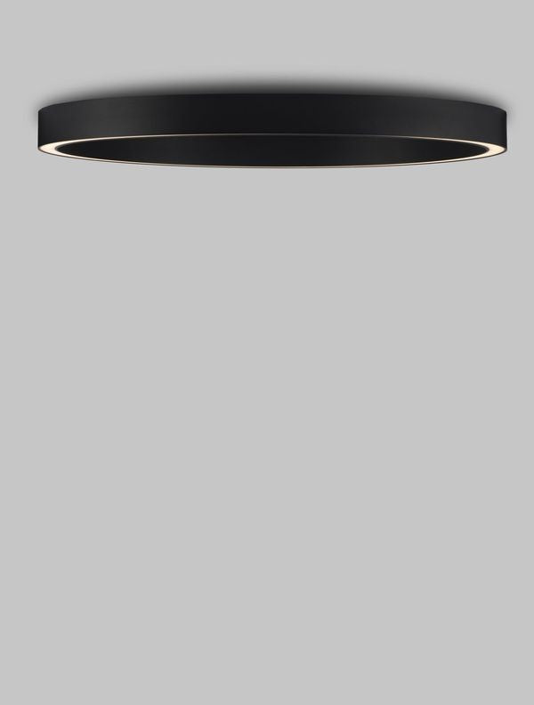 Vue rapprochée du plafonnier LED noir en fonctionnement.