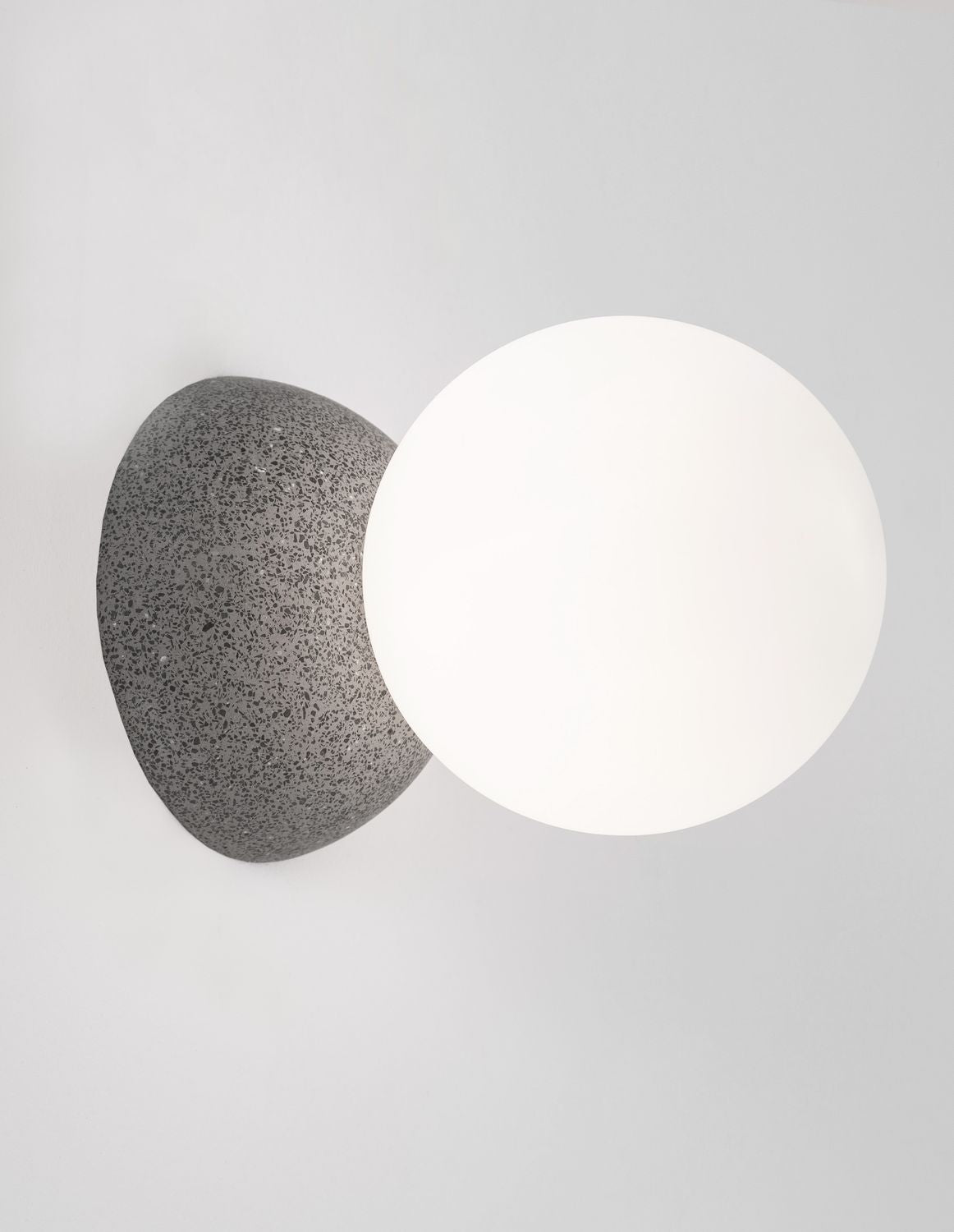 Vue de face de l'applique murale grise avec diffuseur rond en verre blanc.