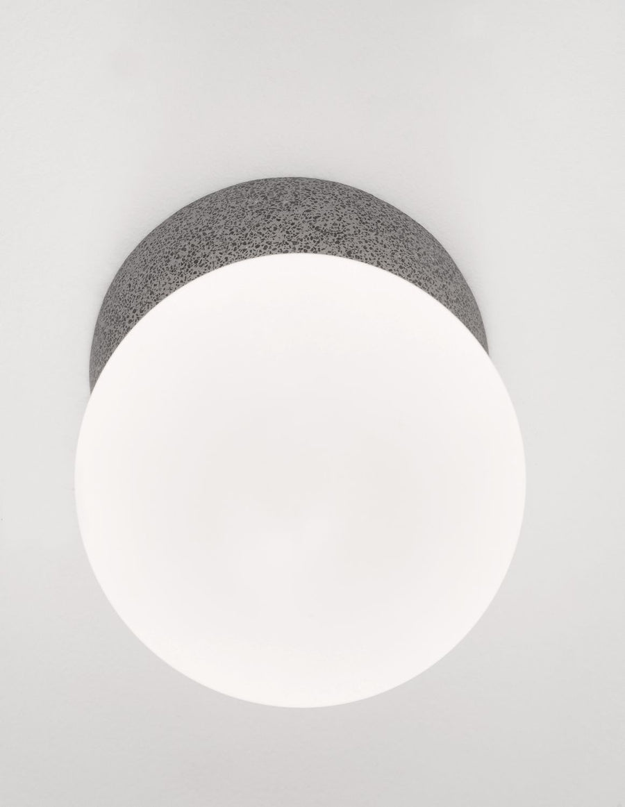 Vue de dessous d'un montage au plafond avec base grise et globe blanc.