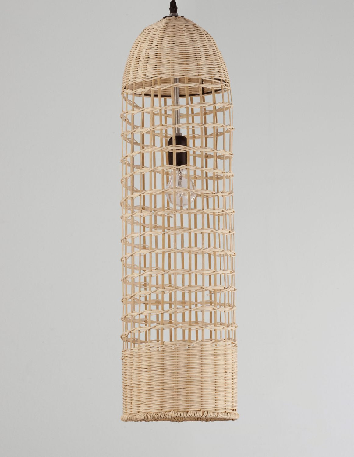 Abat-jour cylindrique en rotin tressé vu de face, ampoule éteinte à l'intérieur