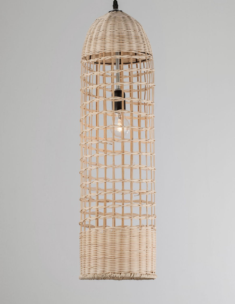 Même abat-jour cylindrique en rotin, ampoule allumée diffusant une lumière chaude