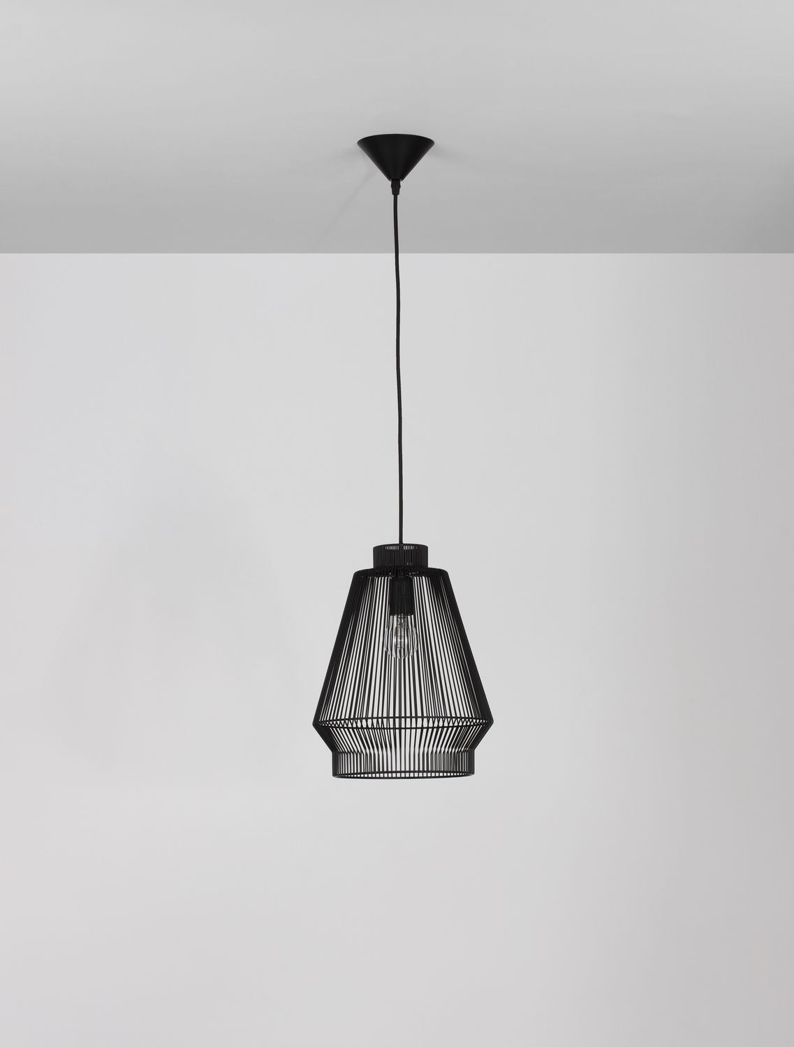 Suspension seule vue d'ensemble sur fond gris clair, abat-jour grillagé