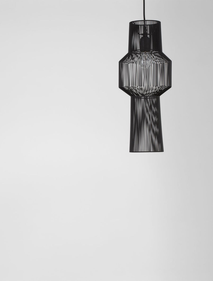 Gros plan du luminaire noir sur fond gris clair, silhouette détaillée