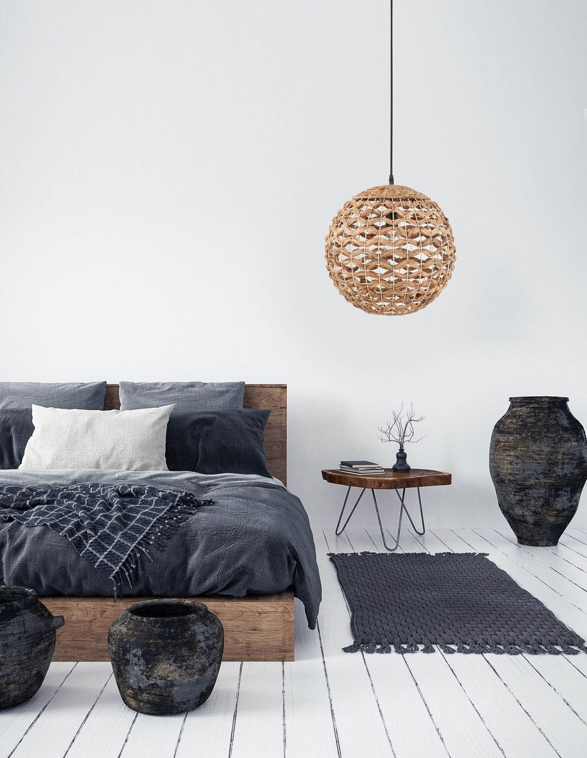 Suspension en rotin suspendue au-dessus d'un lit dans une chambre claire