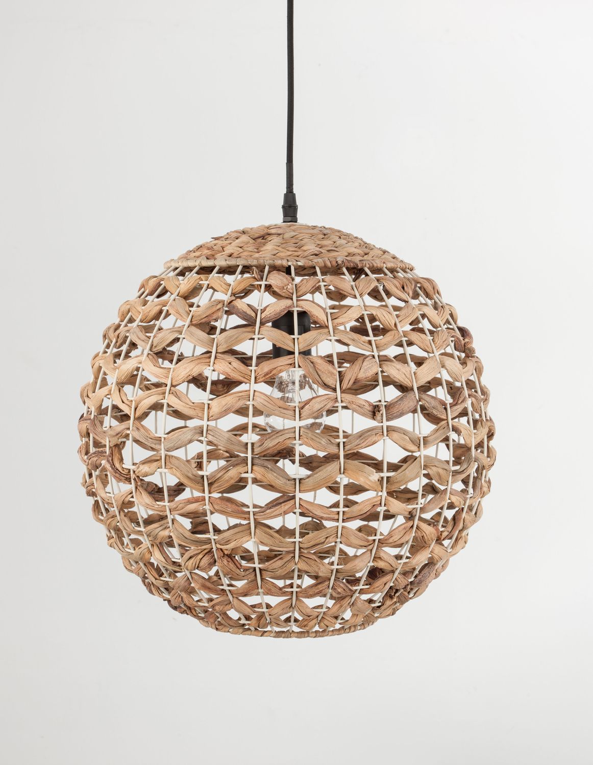 Vue de face de la suspension ronde en fibres tressées, ampoule visible au centre