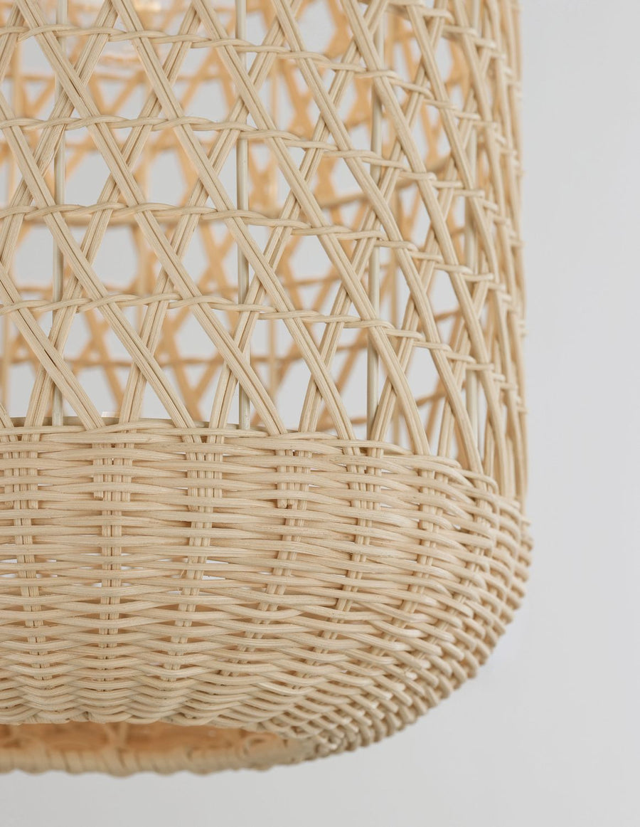 Détail du bas de l'abat-jour en rotin tressé serré et croisillons