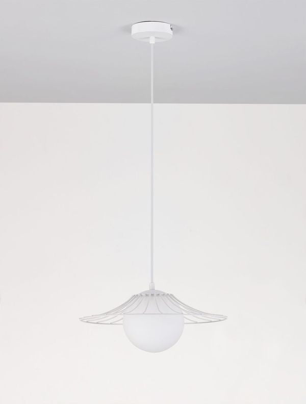 Suspension installée au plafond dans une pièce claire et vide