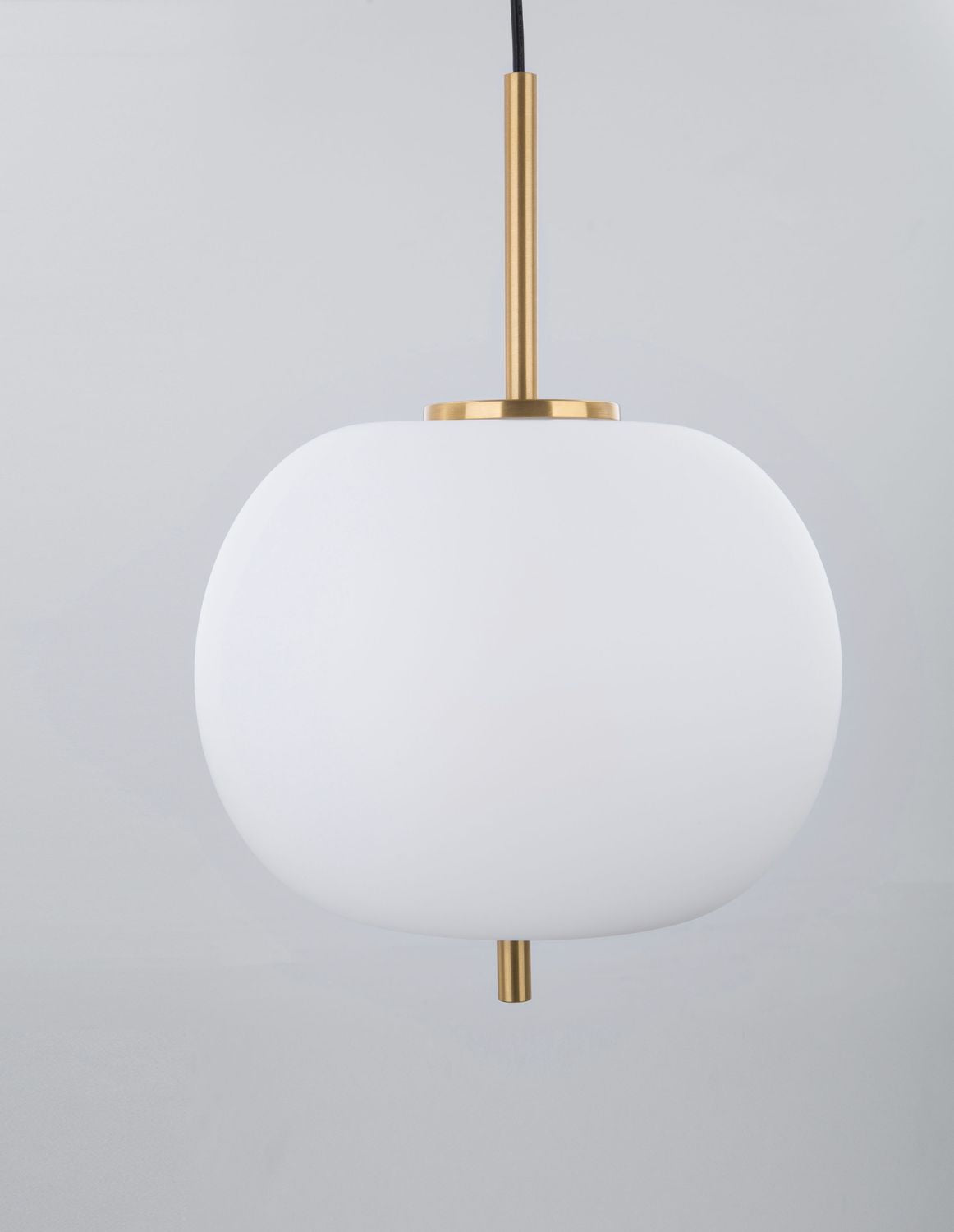 Gros plan du globe en verre opalin blanc avec monture en laiton doré