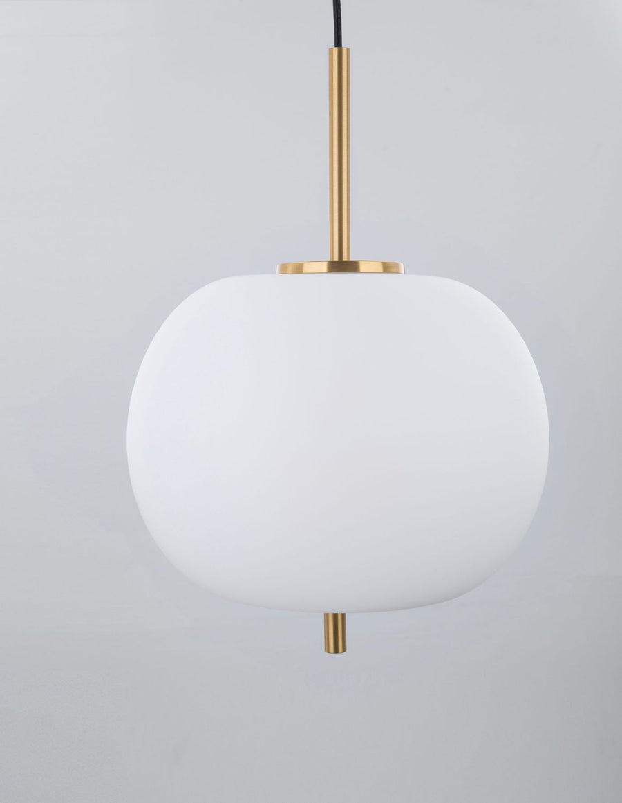 Gros plan du globe en verre opalin blanc avec monture en laiton doré