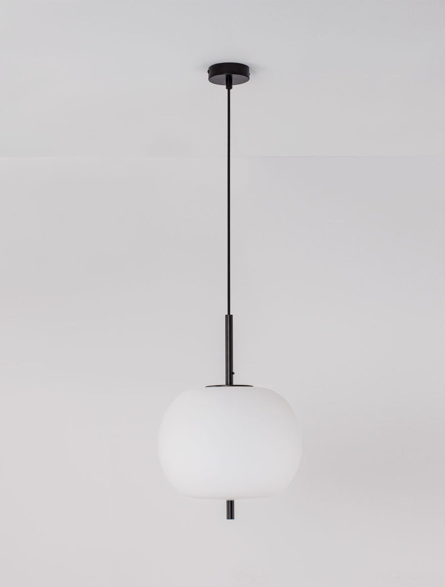 Suspension noire et globe de verre opalin photographiés de face sur fond gris