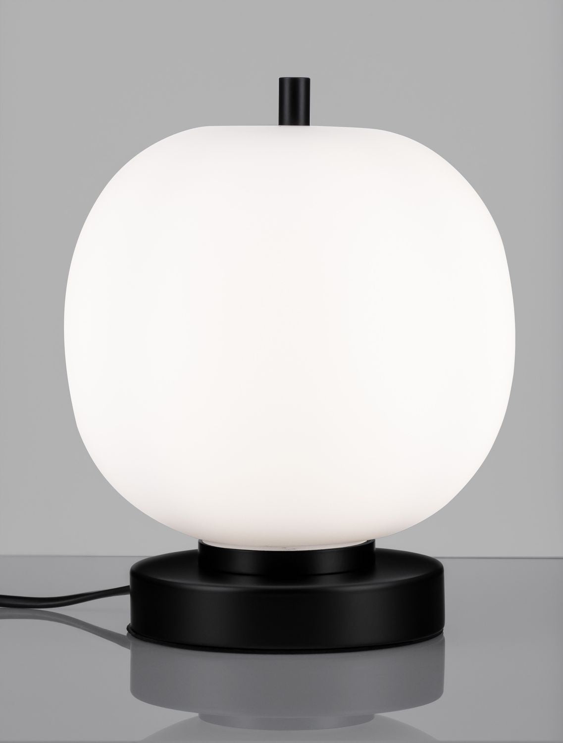 Luminaire allumé, verre dépoli diffusant une lumière blanche et chaude