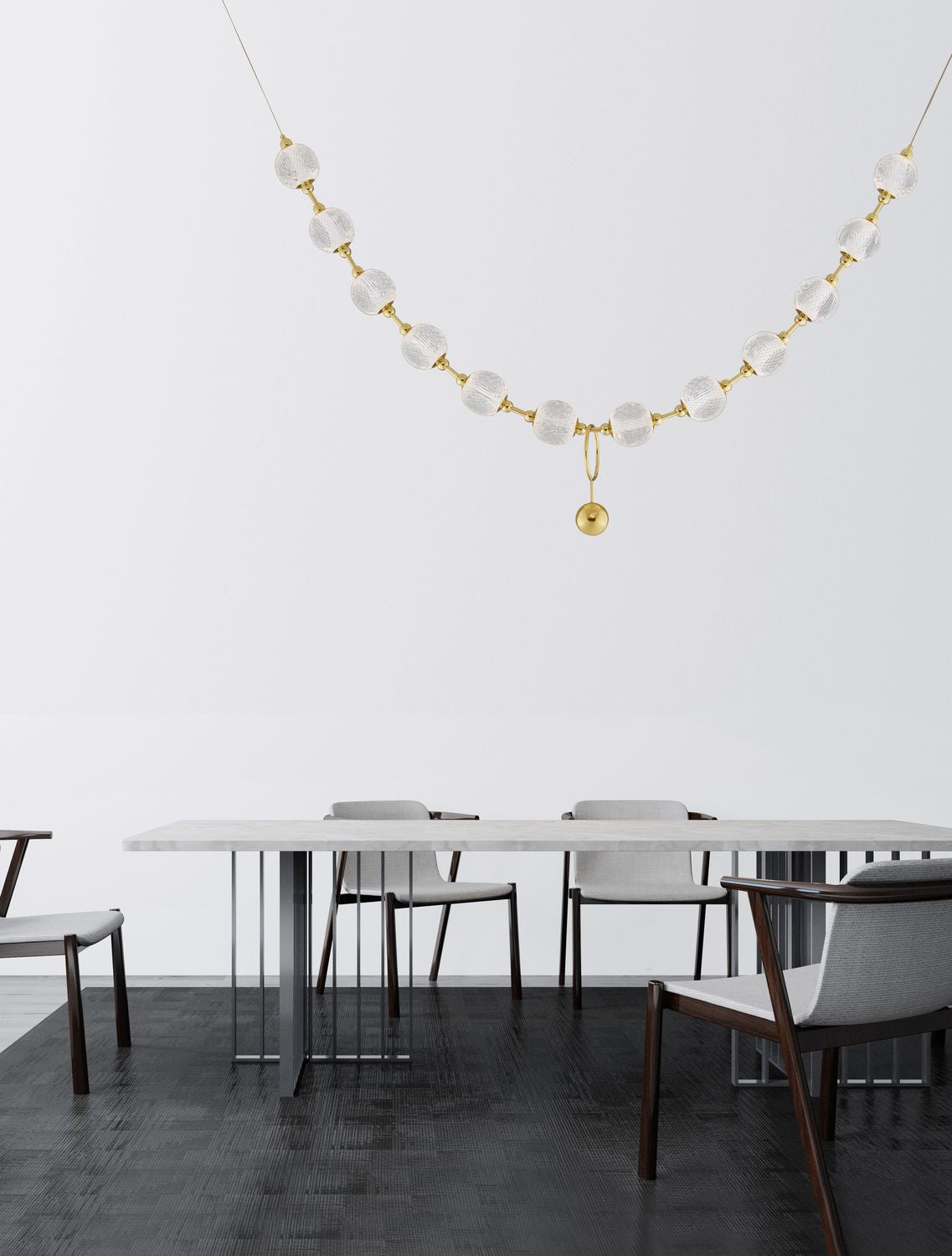 Suspension dorée à boules de verre suspendue au-dessus d'une table de salle à manger