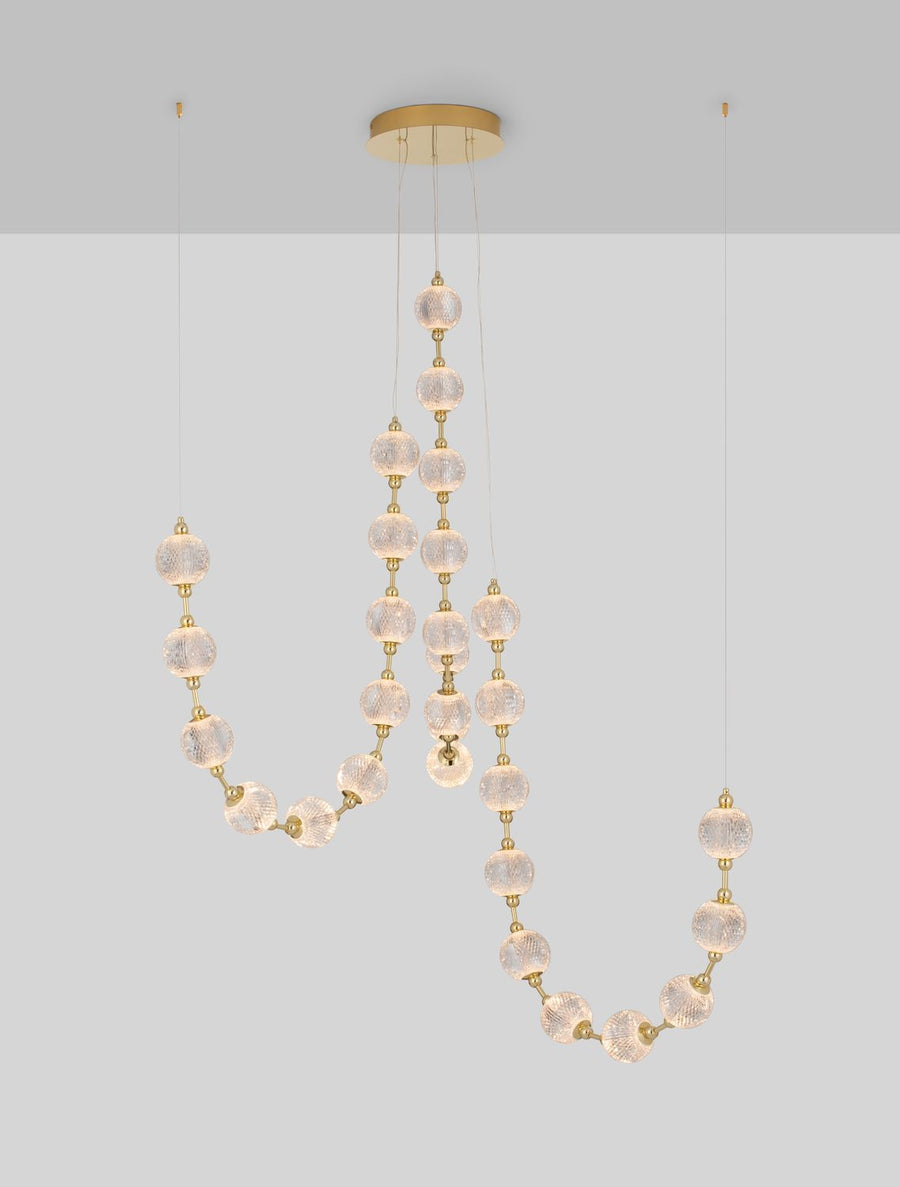 Suspension allumée, les billes de cristal diffusent une lumière chaude