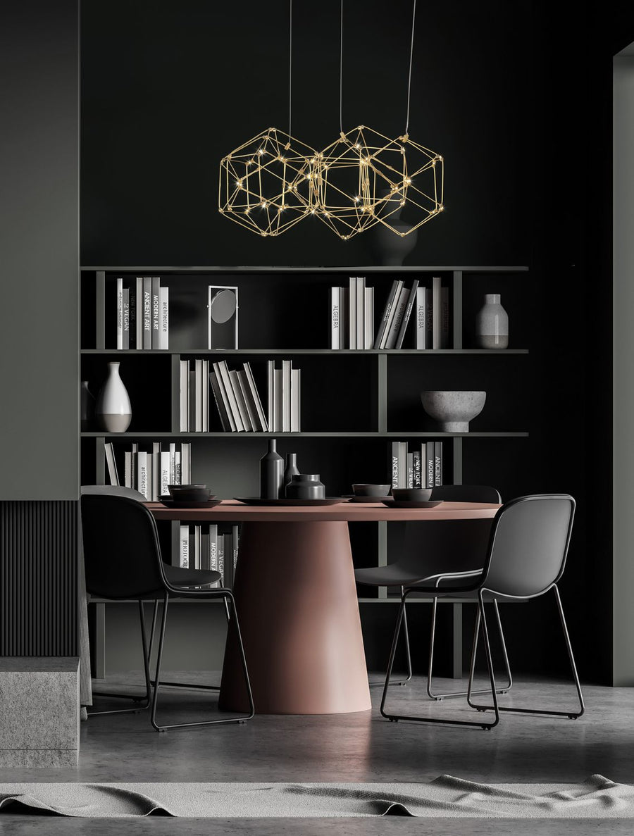 Suspension dorée au-dessus d'une table ronde dans un intérieur sombre et moderne