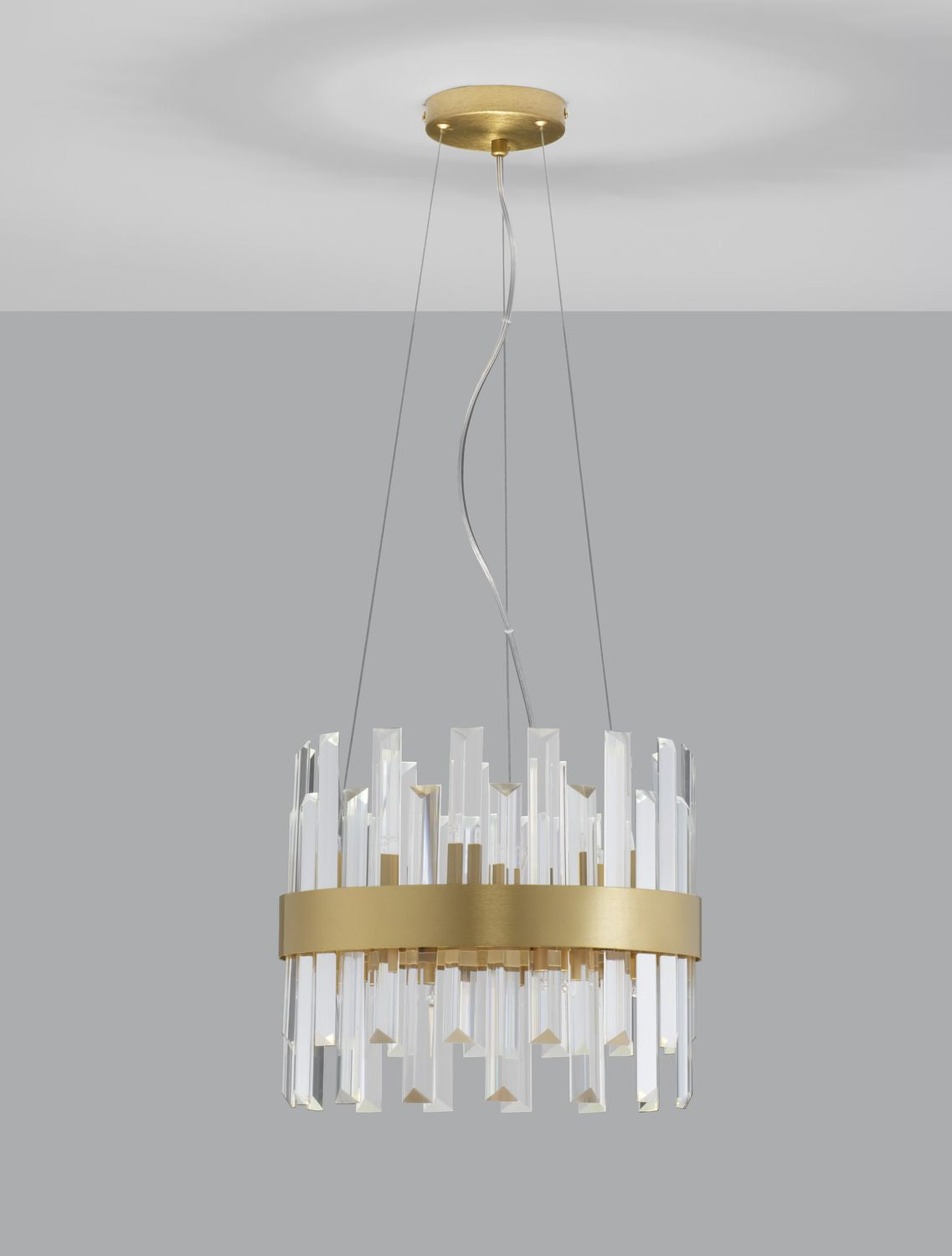 Luminaire de face sur fond gris, bague centrale dorée et cristaux verticaux alternés