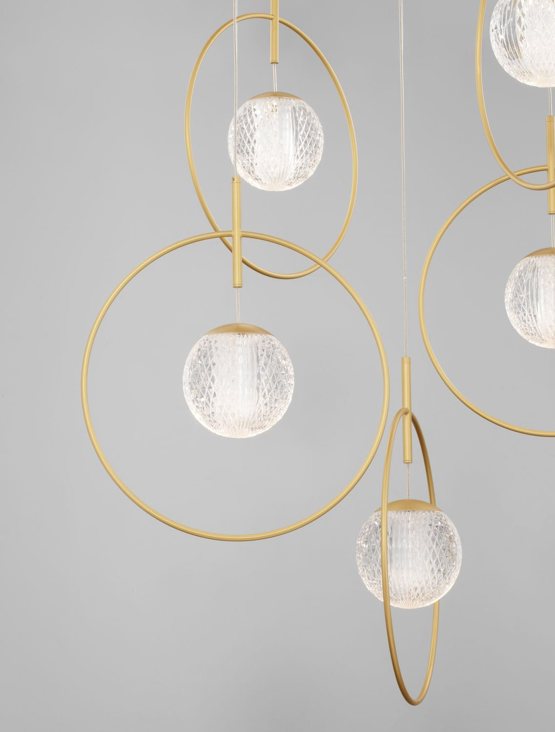 Vue rapprochée des anneaux dorés et des globes en verre texturé