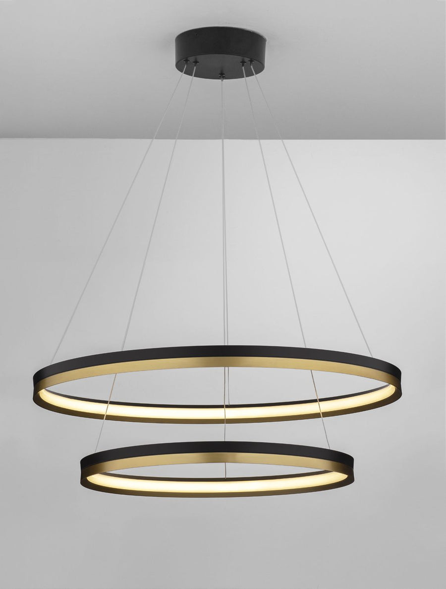 Anneaux allumés diffusant une lumière chaude jaune sous un plafond gris