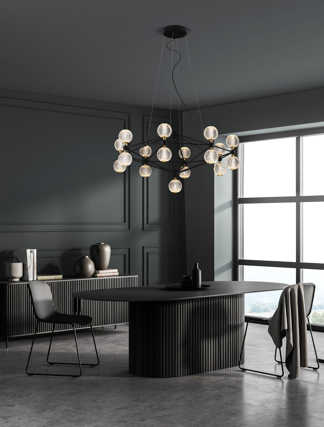 Suspension noire installée au-dessus d'une table de salle à manger sombre