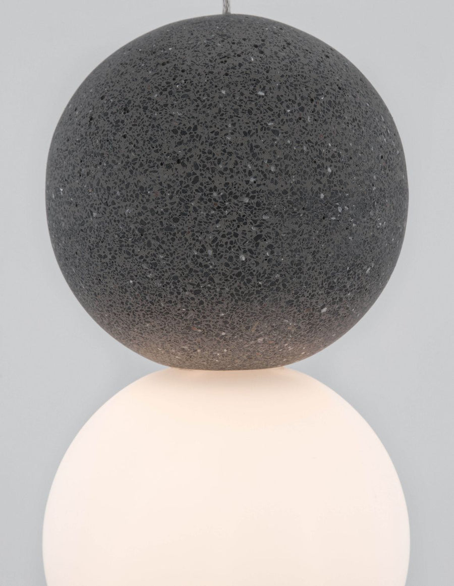 Détail de la finition granuleuse type terrazzo de la sphère noire du luminaire