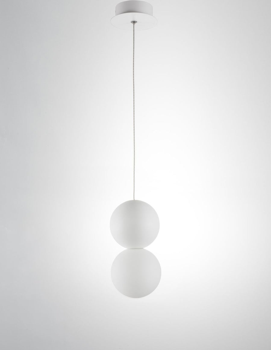 Vue d'ensemble du luminaire, rosace plate, câble tressé et deux boules superposées.