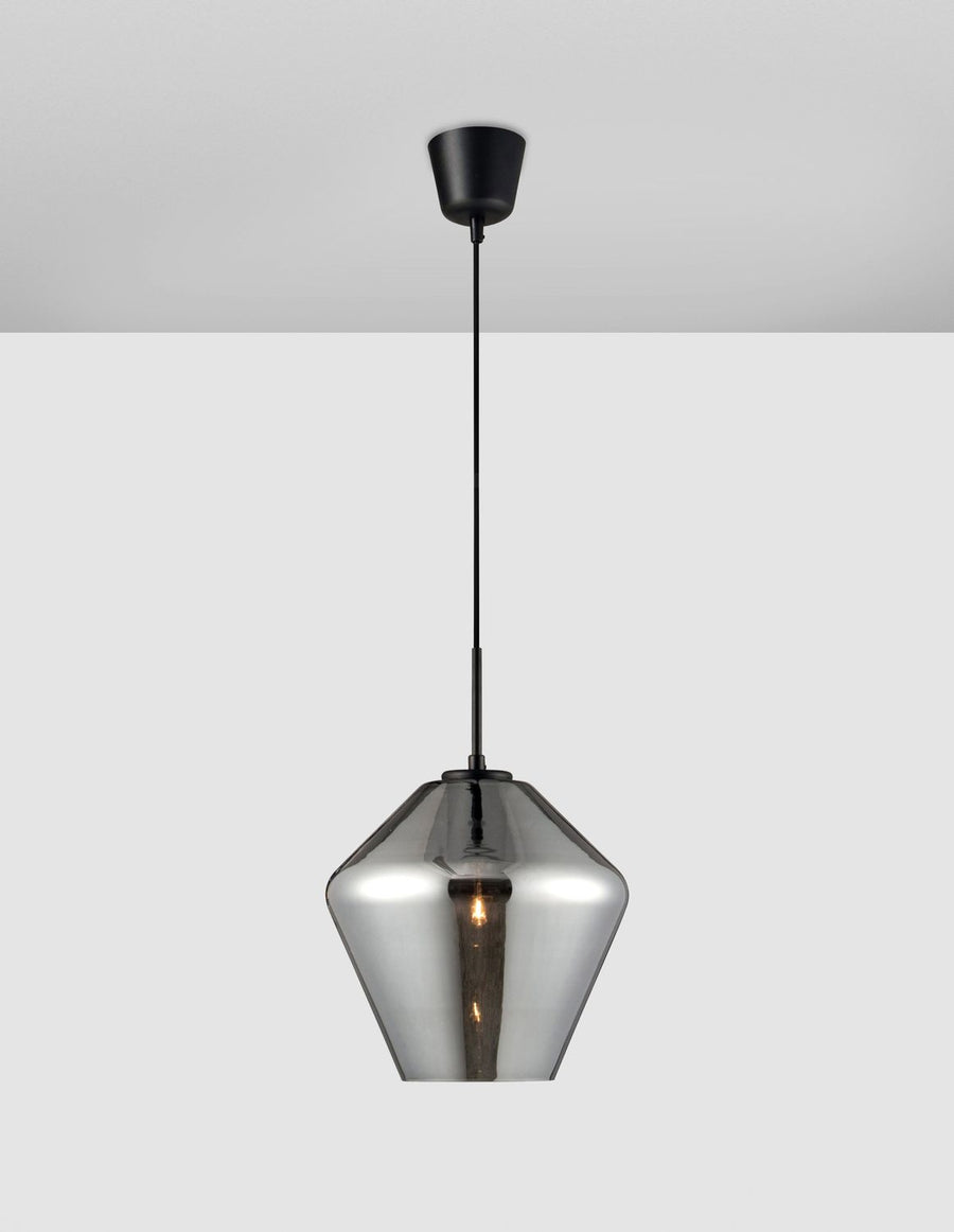 Suspension installée au plafond, vue d'ensemble avec la rosace noire et le câble