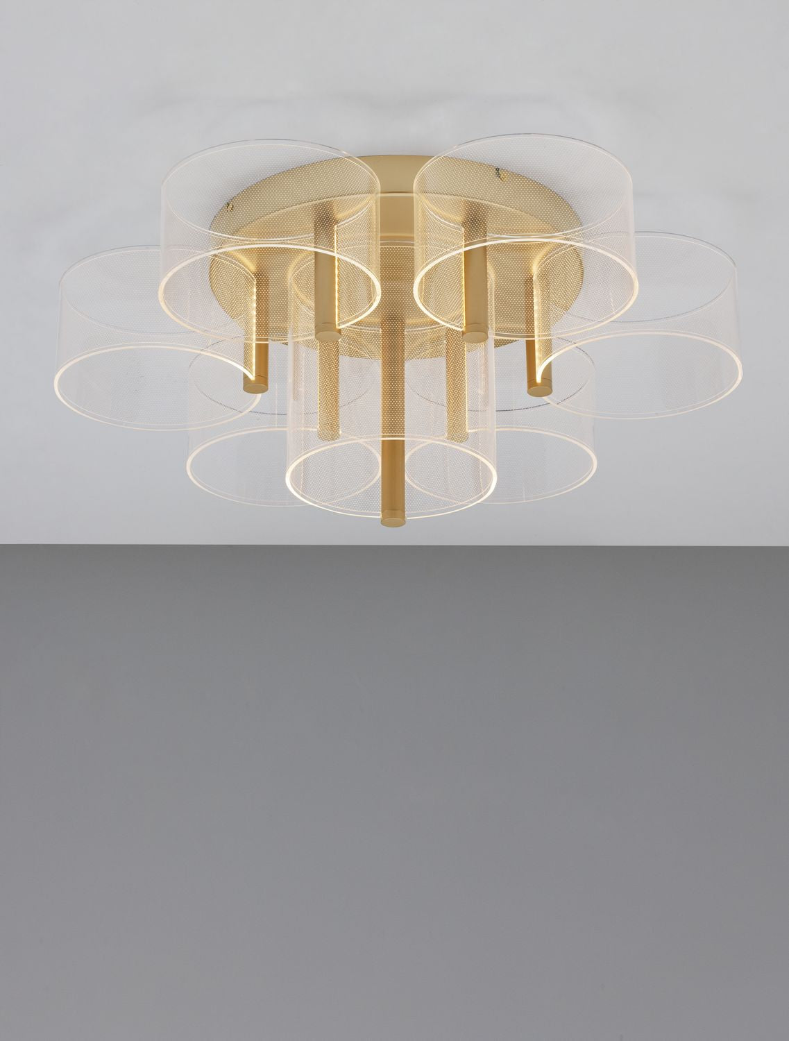Plafonnier allumé vu de dessous, cercles lumineux soulignant chaque cylindre