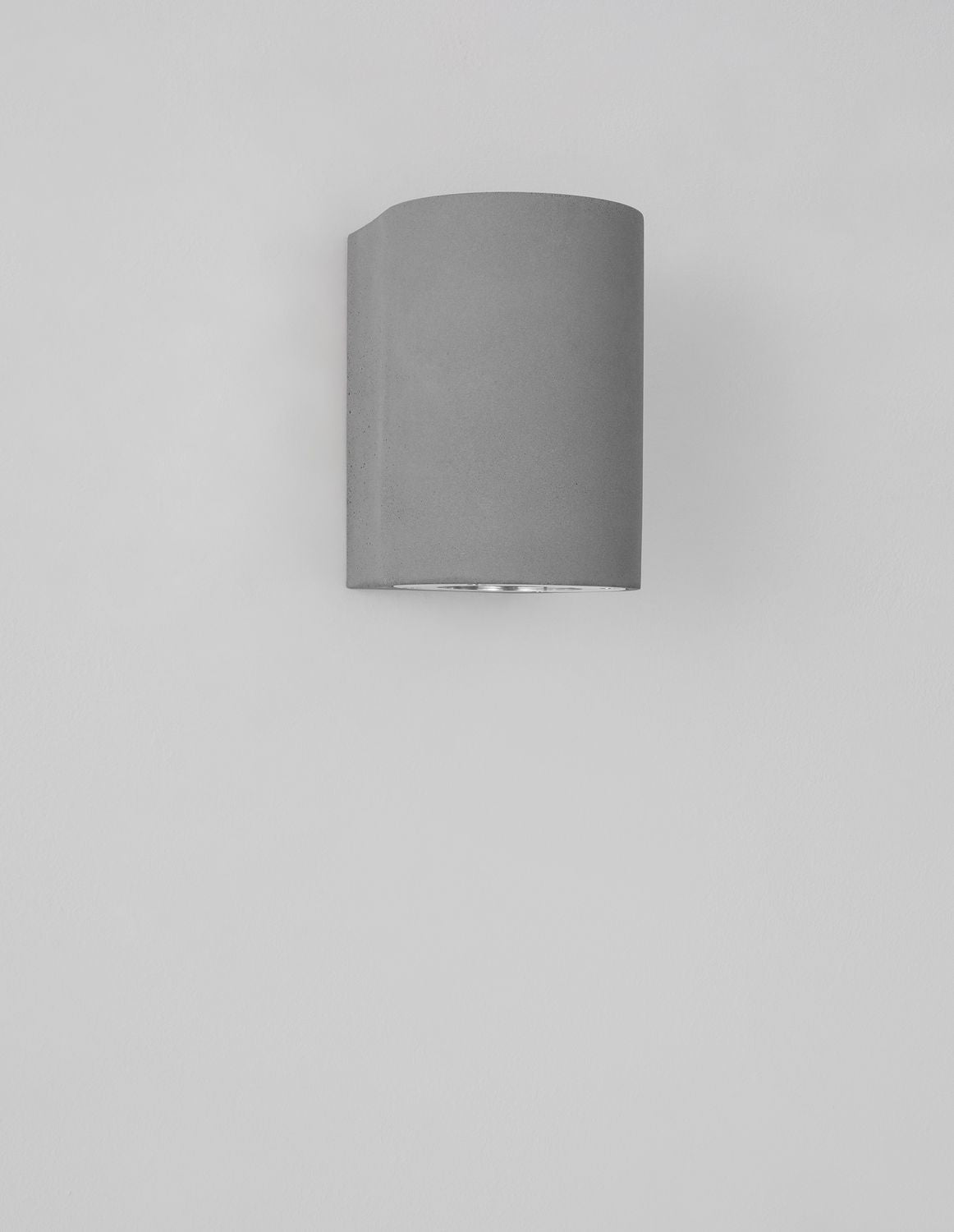 Produit de face sur fond blanc, silhouette demi-cylindre en béton gris