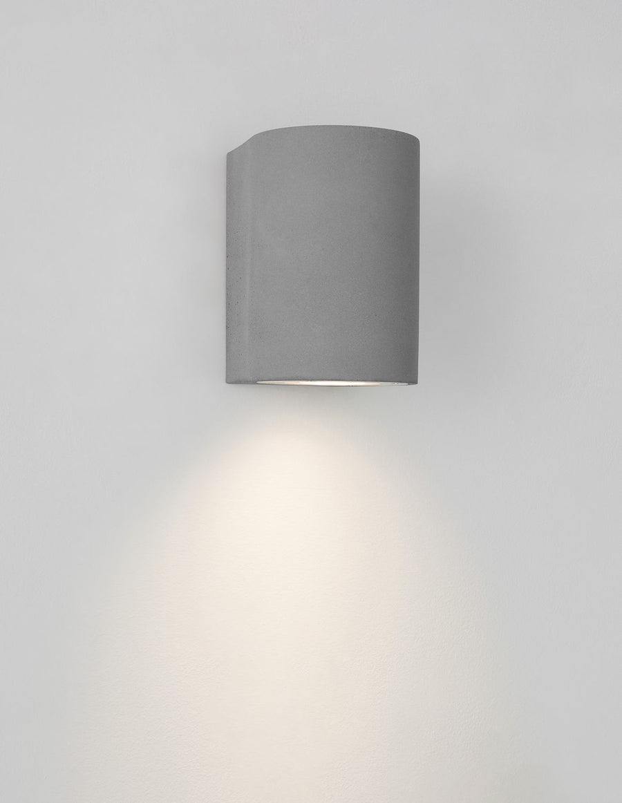 Applique allumée de face diffusant un faisceau lumineux vers le bas