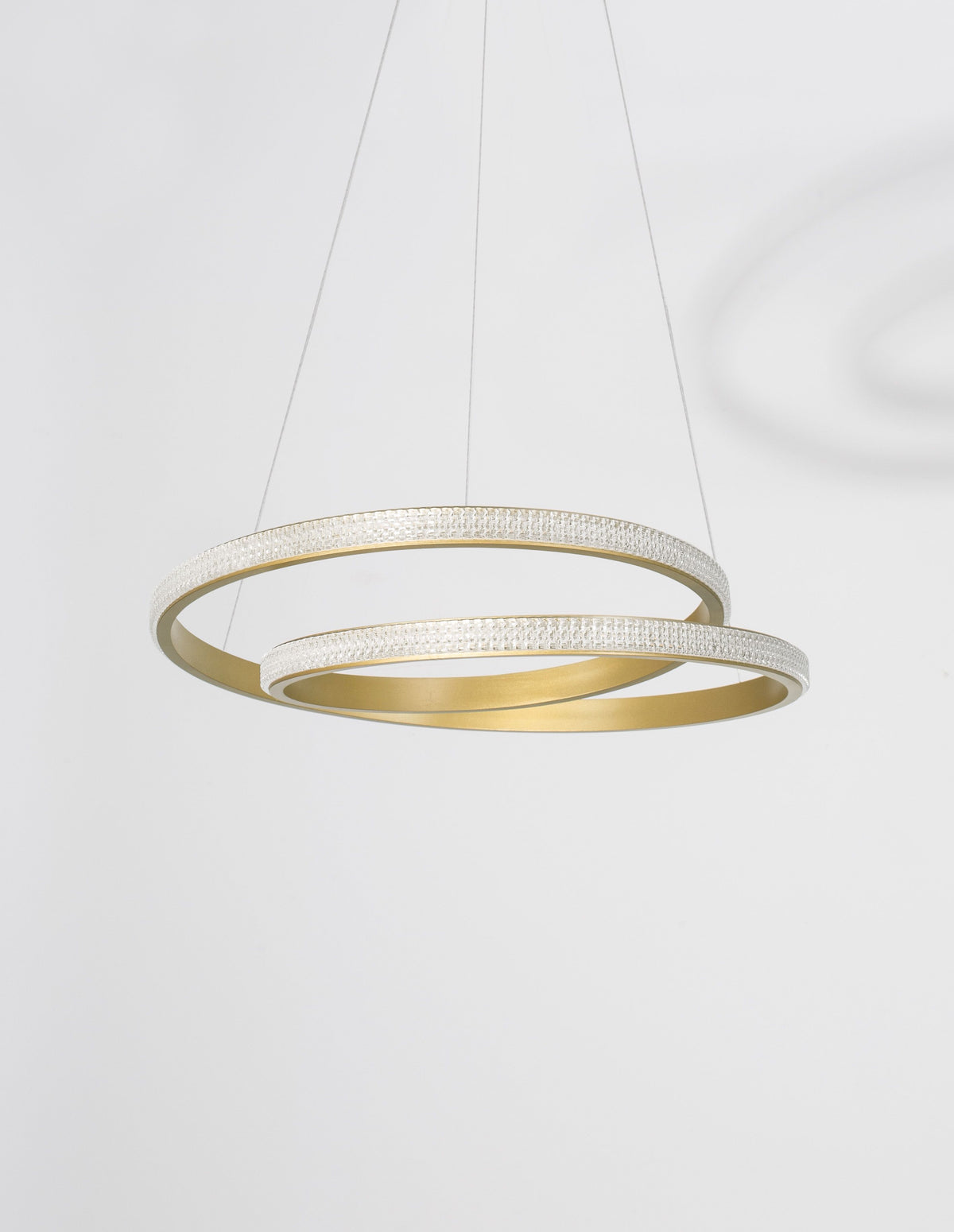 Présentation sur fond blanc des deux anneaux inclinés et lumineux.