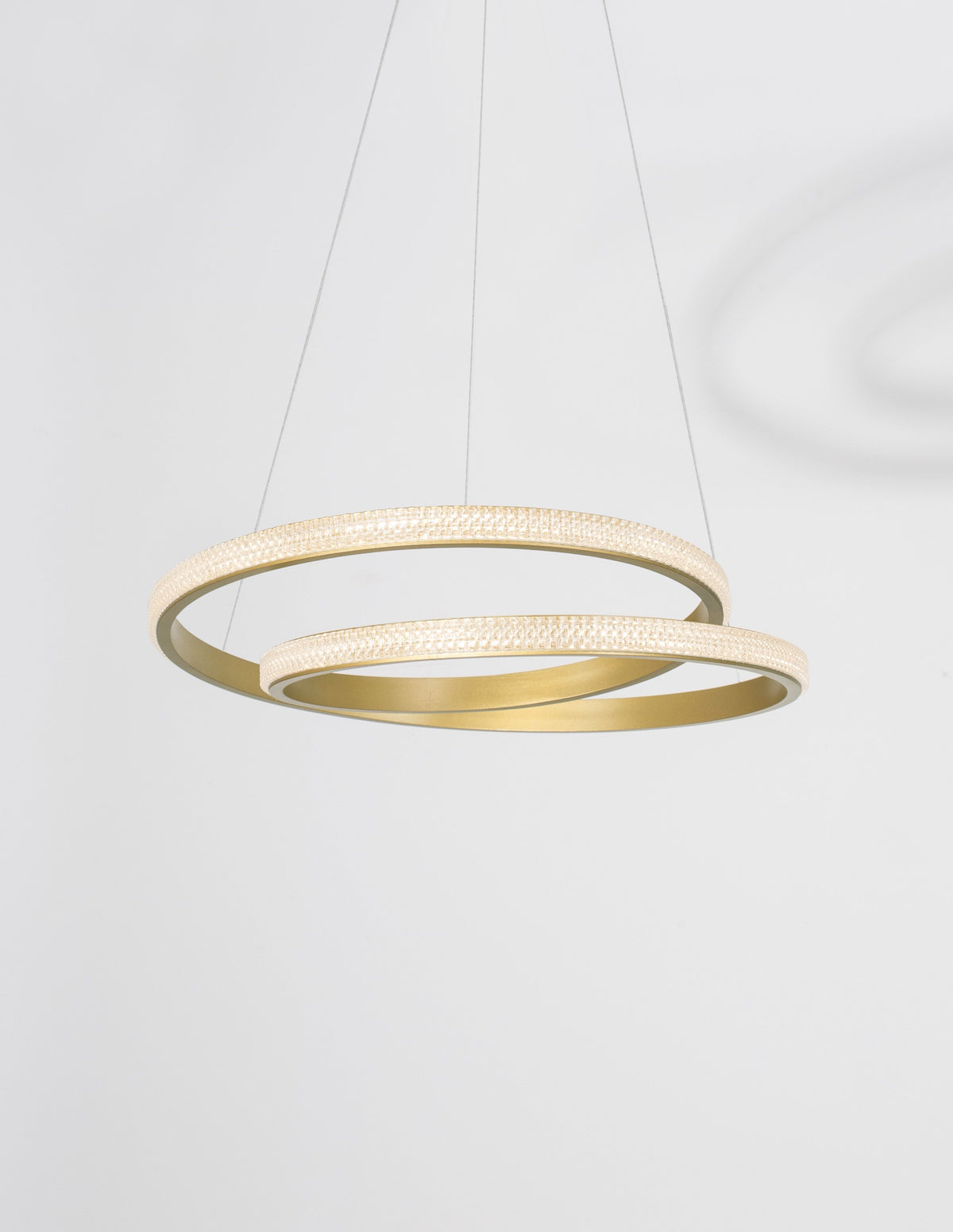 Vue rapprochée d'un anneau doré à éclairage LED intégré.