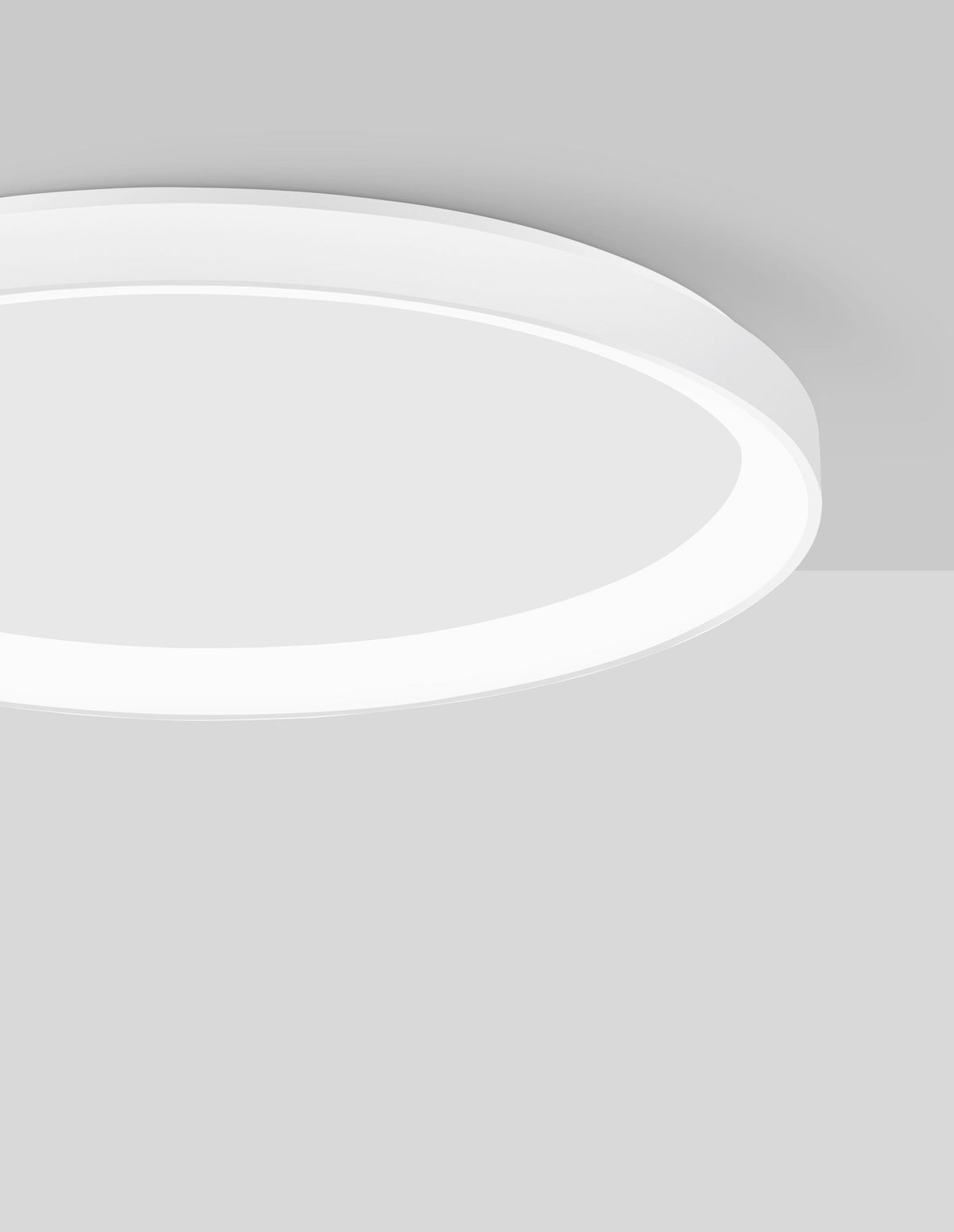 Détail rapproché du bandeau lumineux blanc allumé, vu en contre-plongée sous un plafond.